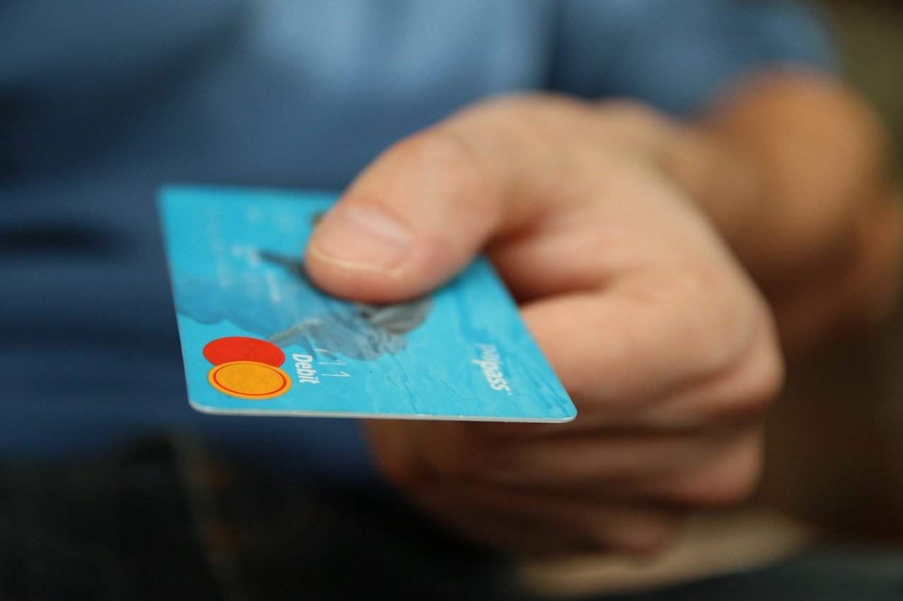 hombre sosteniendo su tarjeta revolving