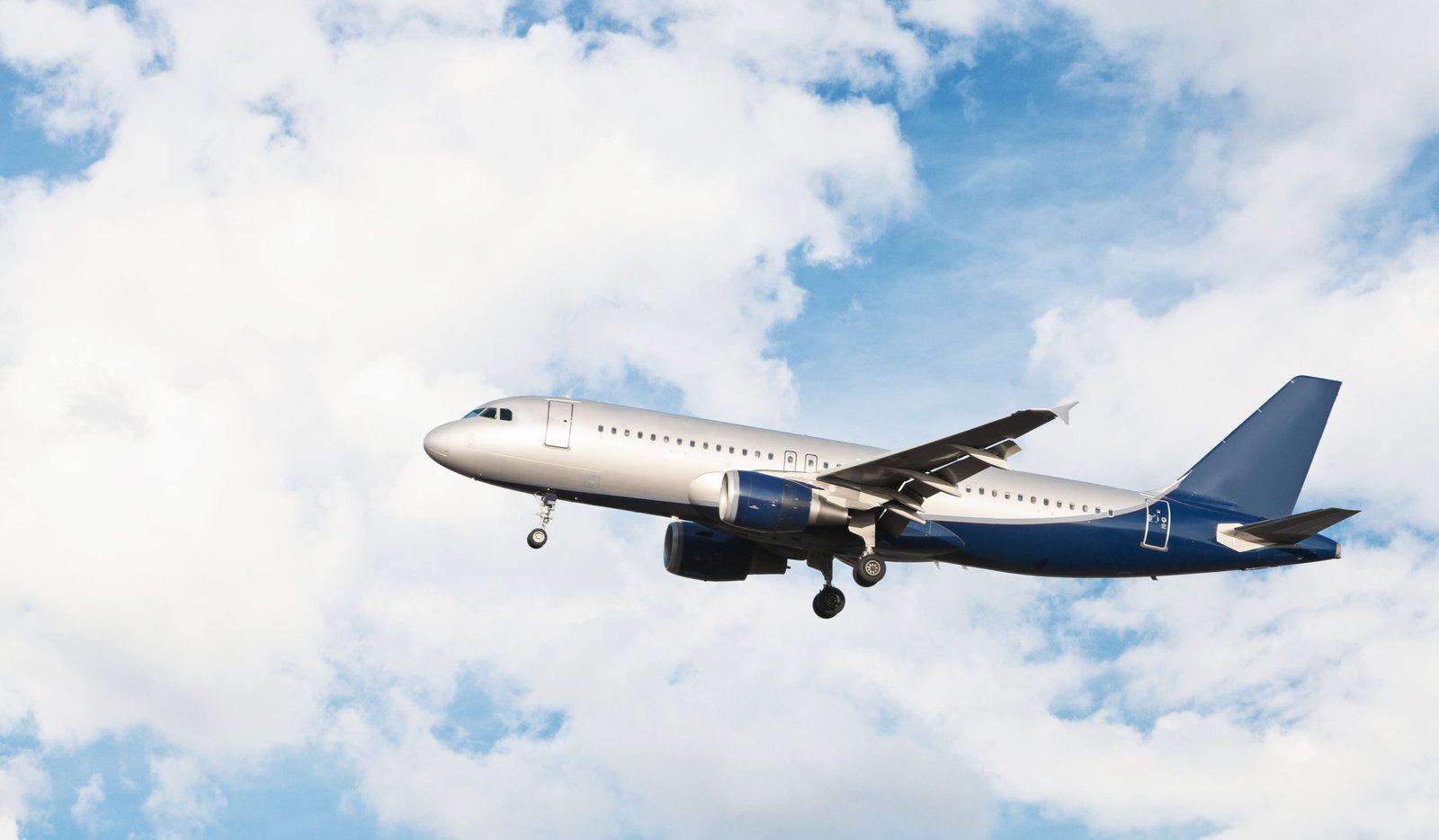 foto de una avión realizando un despegue