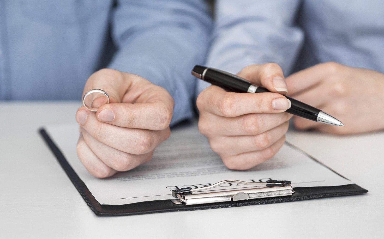 Pareja firmando un contrato