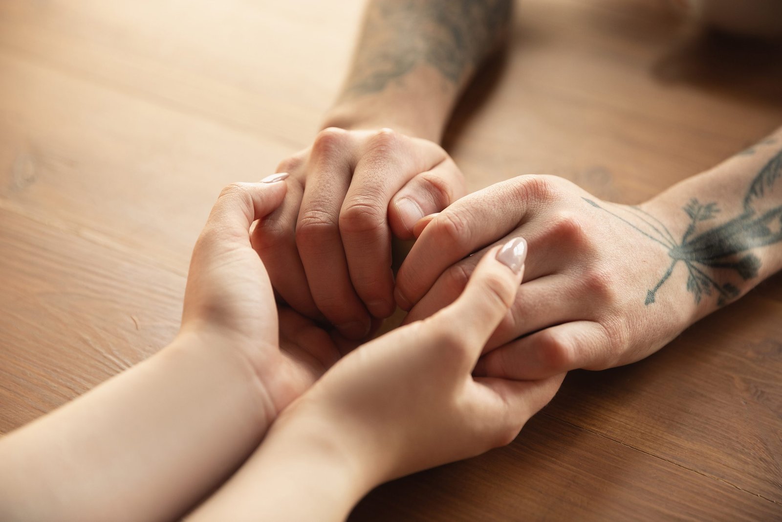 Hombre y mujer dándose las manos entre sí